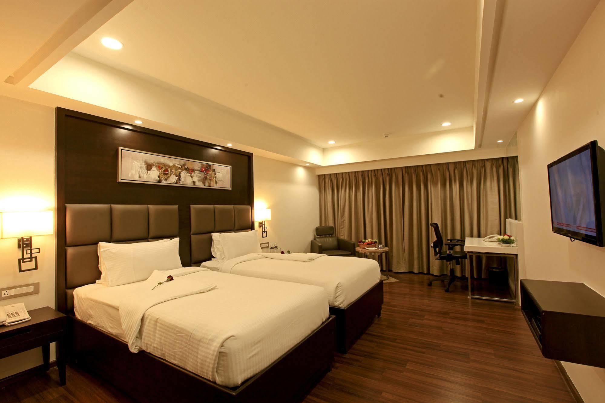 Goutham Grand Hotel - Tenali Vijayawāda Exterior foto
